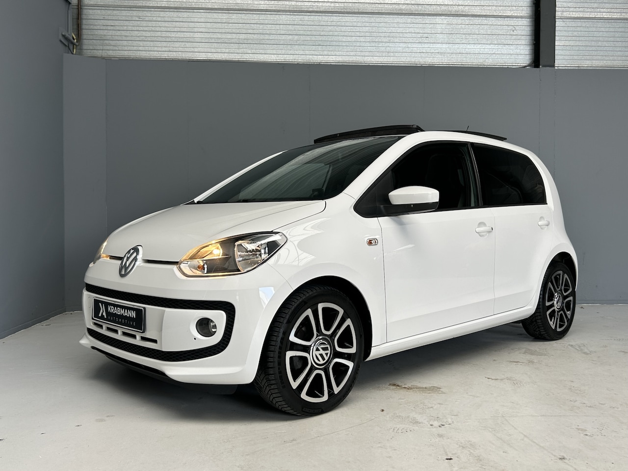 Volkswagen Up! - 1.0 high up! BlueMotion Navi|Pano|Airco - AutoWereld.nl