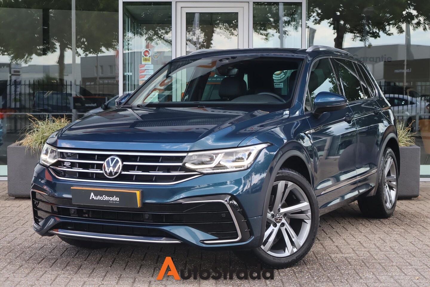 Volkswagen Tiguan - 1.5 R-Line TSI 150pk | Sensoren | Keyless | LED | Virtual | Adaptive | Climate | Navi | Ca - AutoWereld.nl