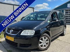 Volkswagen Touran - 1.6-16V FSI Business | Airco | Trekhaak | APK 03-06-2026