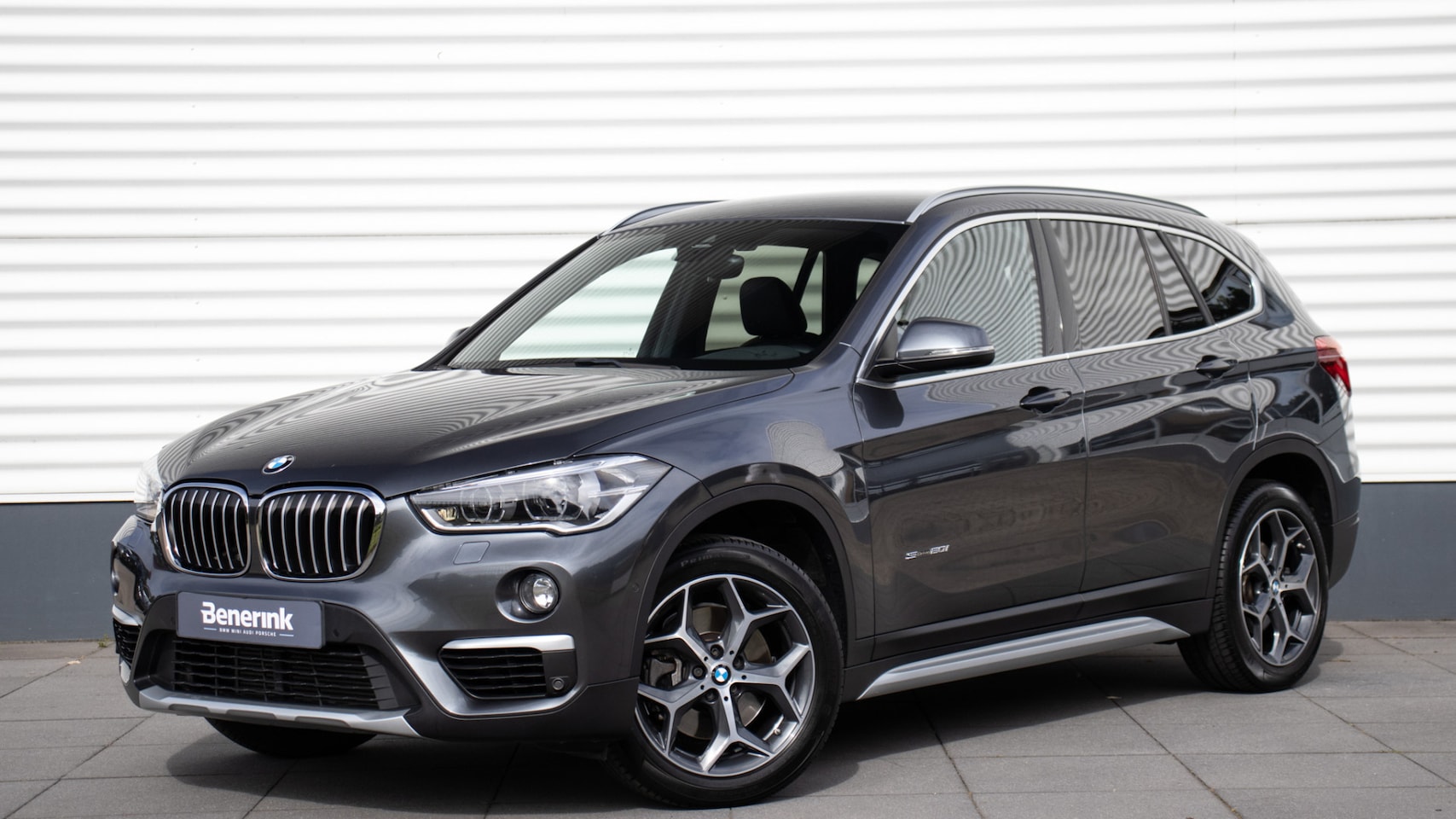BMW X1 - sDrive20i High Executive | Head-up | Trekhaak | Achteruitrijcamera | HiFi - AutoWereld.nl
