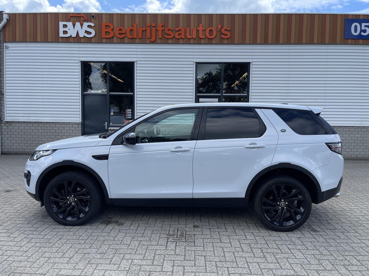 Land Rover Discovery Sport - grijs kenteken / € 16.950 ex btw / lease vanaf € / airco / cruise / panorama dak / trekhaa - AutoWereld.nl