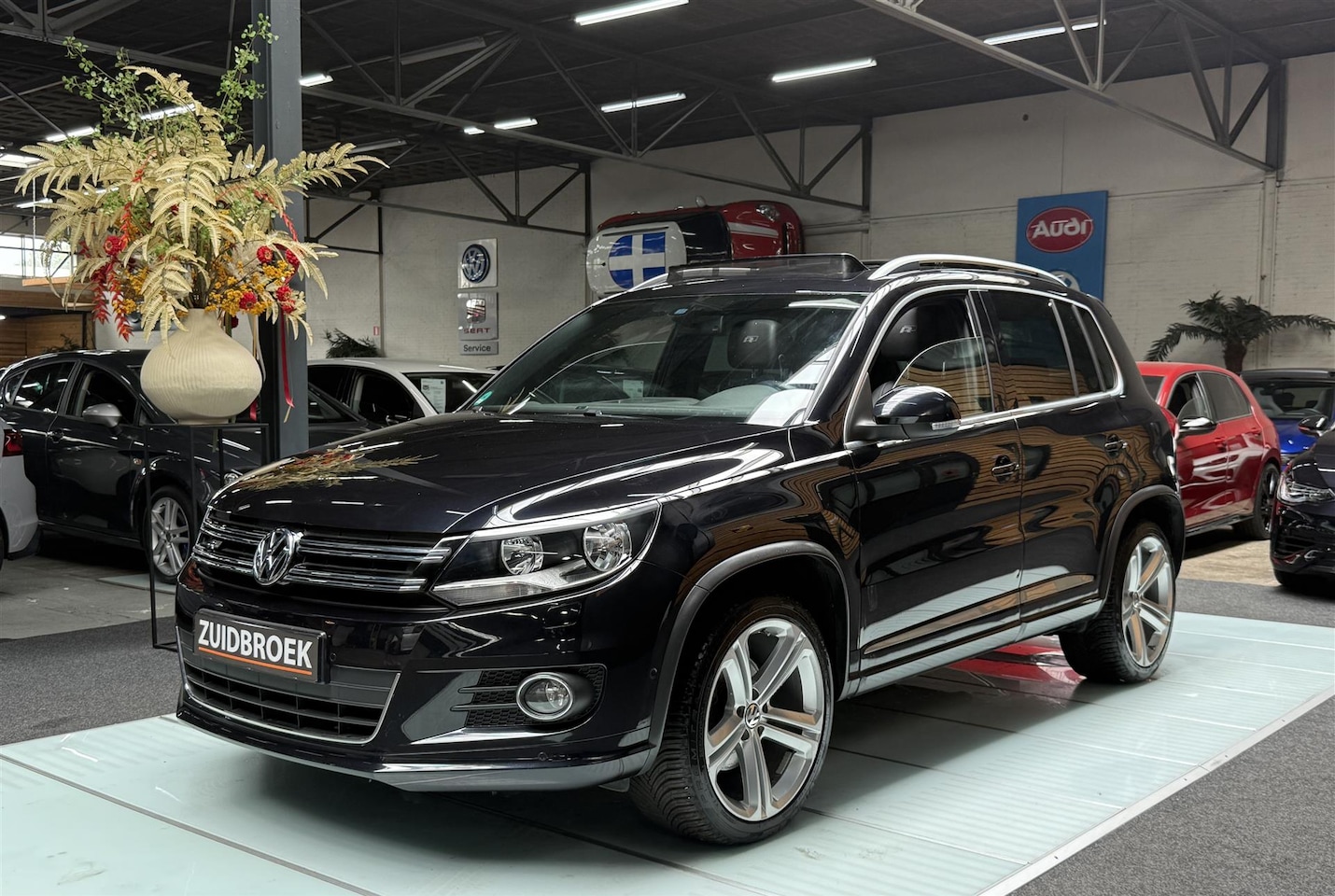 Volkswagen Tiguan - 2.0 TSI 75DKM 4Motion Pano Leer Clima Trekhaak - AutoWereld.nl