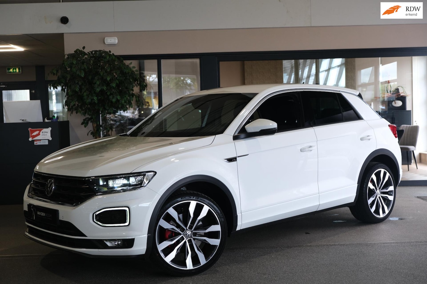 Volkswagen T-Roc - 1.5 TSI R-Line 150PK Navi Led Cam Pdc Beats - AutoWereld.nl