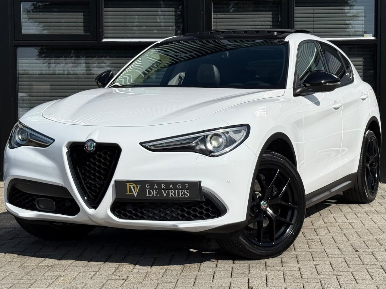 Alfa Romeo Stelvio - 2.0 T 280pk AWD Q4 Veloce Panoramadak Black Pack 2300kg Trekgewicht Garantie - AutoWereld.nl