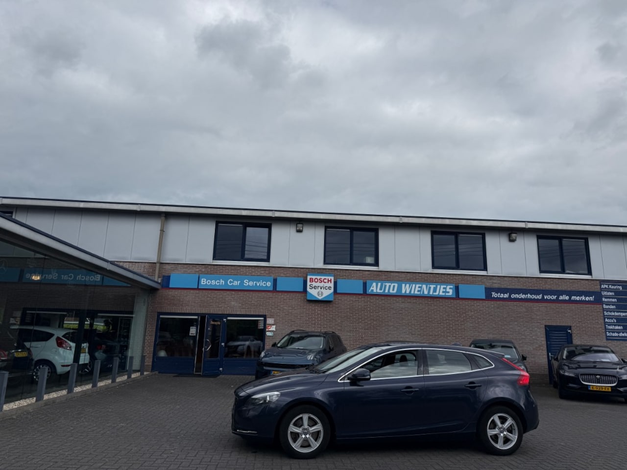 Volvo V40 - 2.0 D4 140kw | Summum Business | Leer | Navi - AutoWereld.nl