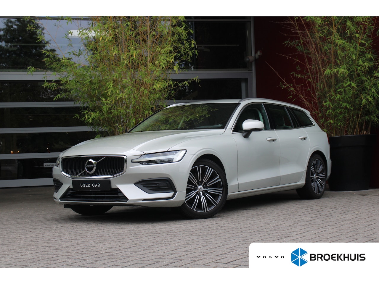 Volvo V60 - 2.0 T5 Momentum | 1e Eigenaar | Broekhuis Volvo onderhouden | Trekhaak uitklapbaar - AutoWereld.nl