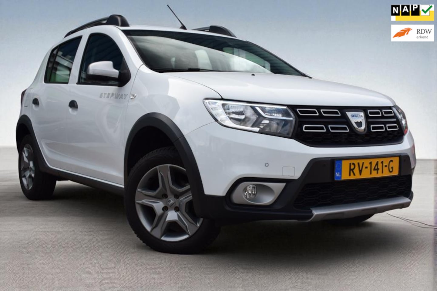 Dacia Sandero Stepway - 0.9 TCe SL Parkeerhulp voor en achter, Parkeercamera, Cruisecontrol, Navigatie fullmap - AutoWereld.nl