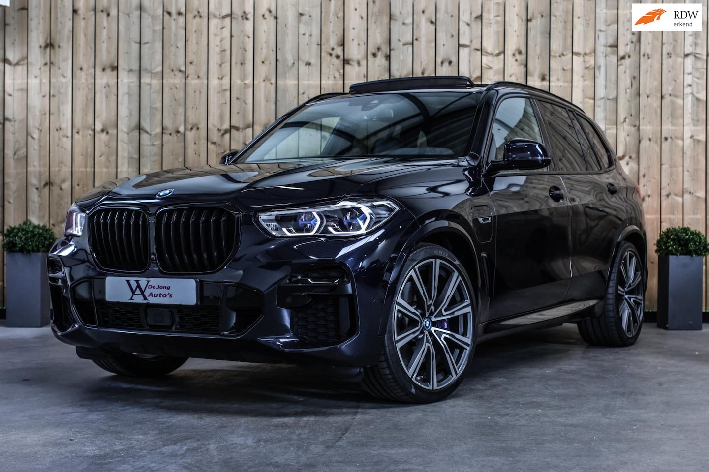 BMW X5 - XDrive45e M-Sport *Pano*M-Stoelen*360 Camera*Entertainment achter* - AutoWereld.nl