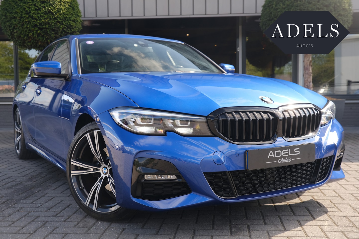 BMW 3-serie - 320i High Executive M Sport Shadow Line Portimao Blauw - AutoWereld.nl