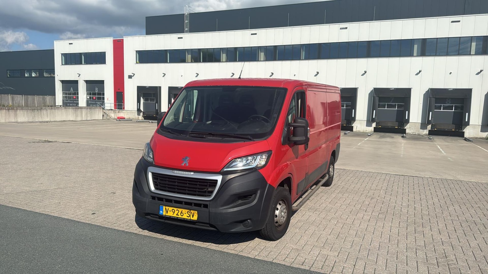 Peugeot Boxer - 333 2.0 BlueHDI L2H1 Premium 264.000 NAP Nw Apk Airco Rood 2018 - AutoWereld.nl
