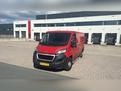 Peugeot Boxer - 333 2.0 BlueHDI L2H1 Premium 264.000 NAP Nw Apk Airco Rood 2018
