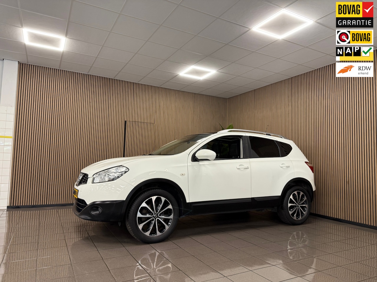 Nissan Qashqai - 1.6 Connect Edition * Panoramadak / Camera / Trekhaak / Navigatie / NL Auto * - AutoWereld.nl