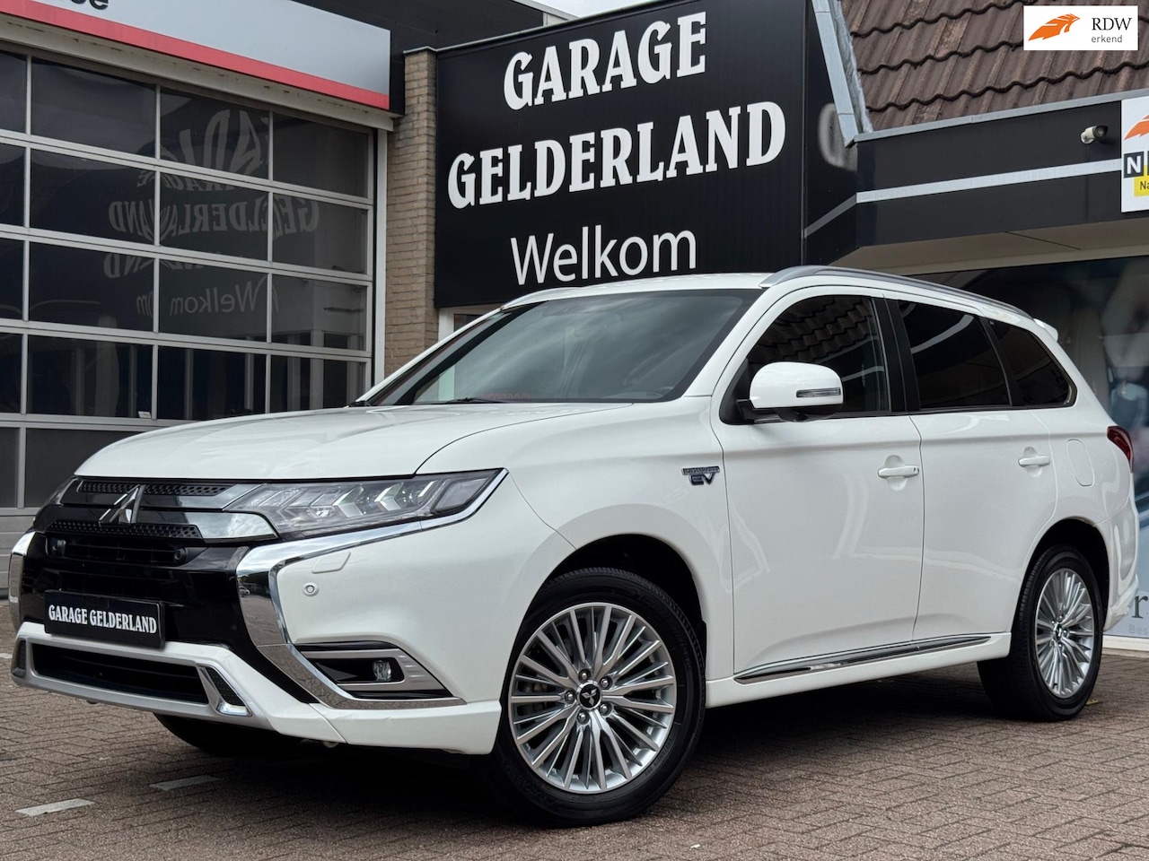 Mitsubishi Outlander - 2.4 PHEV S-Edition | Volleder | Navi | Xenon | Cruise | Climate | Trekhaak | Full-option's - AutoWereld.nl