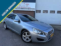 Volvo V60 - 1.6 DRIVe R-Design LEER NAVI PDC INRUIL MOG