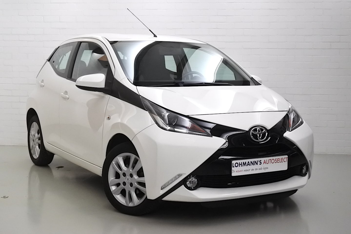 Toyota Aygo - 1.0 VVT-i x-clusiv Clima Cruise Camera Bluetooth Tel. Sportvelgen - AutoWereld.nl