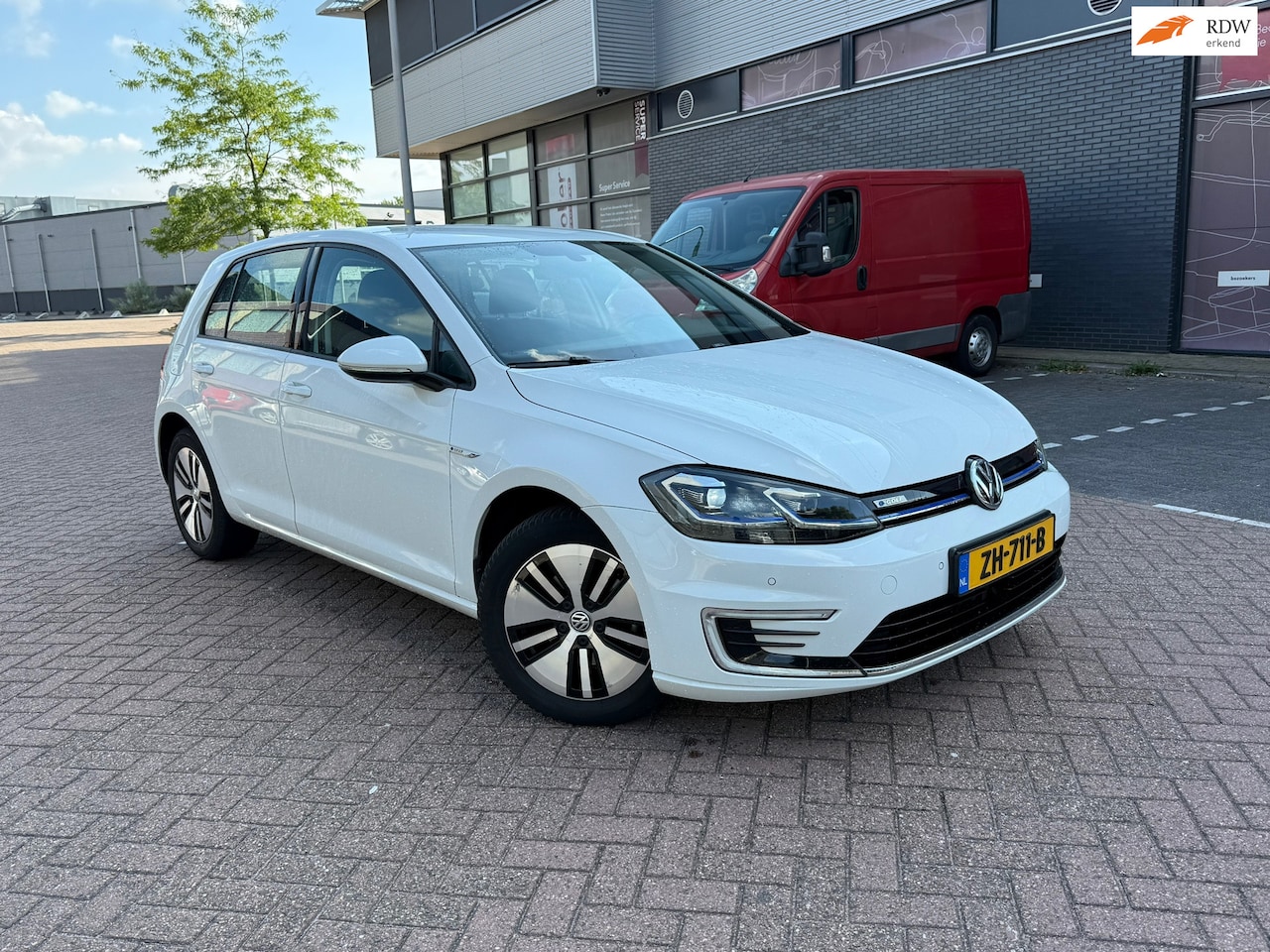 Volkswagen e-Golf - E-Golf Automaat PDC Navigatie CarPlay - AutoWereld.nl