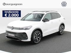 Volkswagen Tiguan - R-Line-Edition 1.5 eHybrid | 204 PK | Trekhaak | Ergonomische Voorstoelen | Stoelmassage |