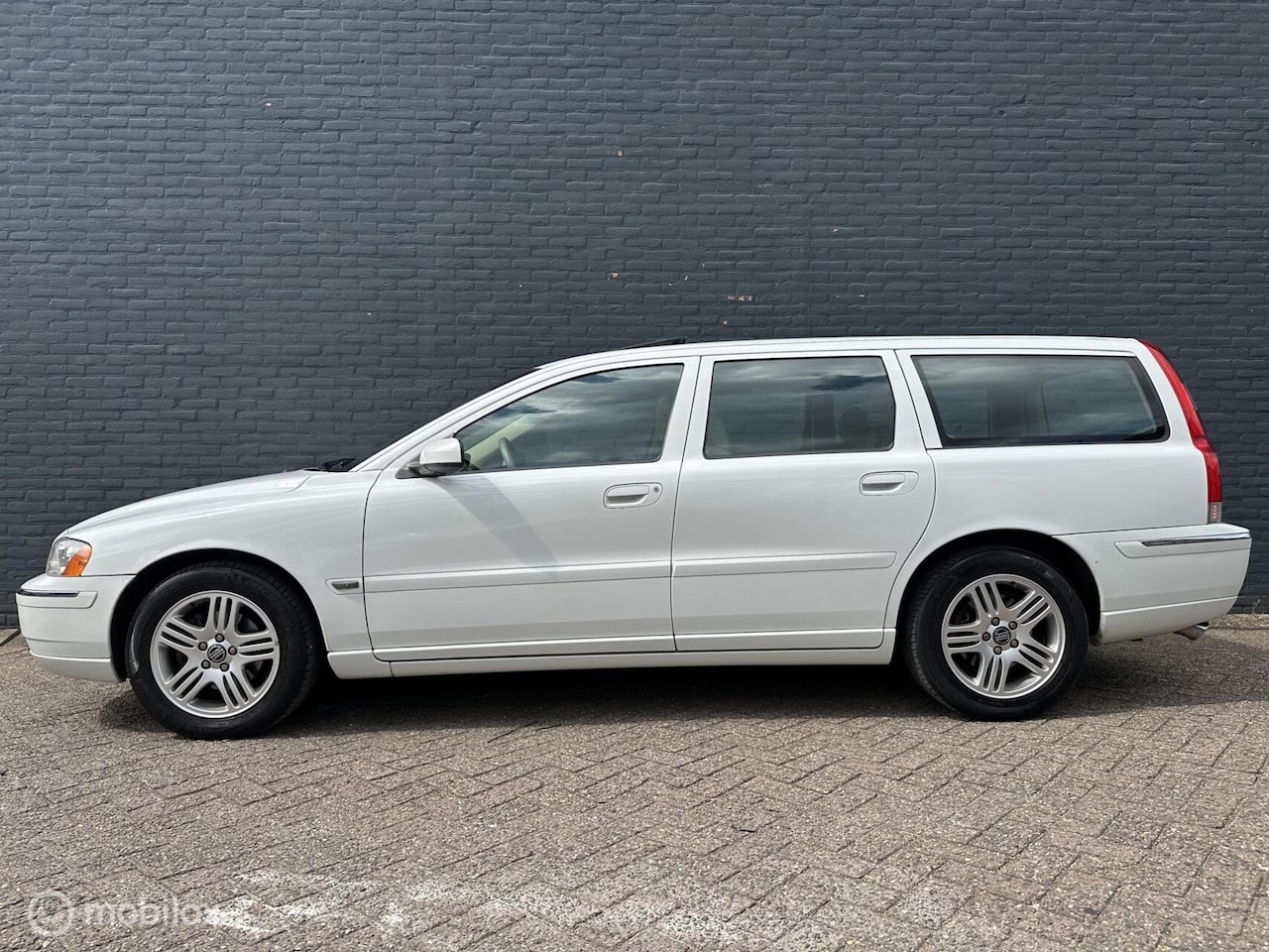 Volvo V70 - 2.5T Geartronic - Volvo dealer onderh. - Ice White - AutoWereld.nl