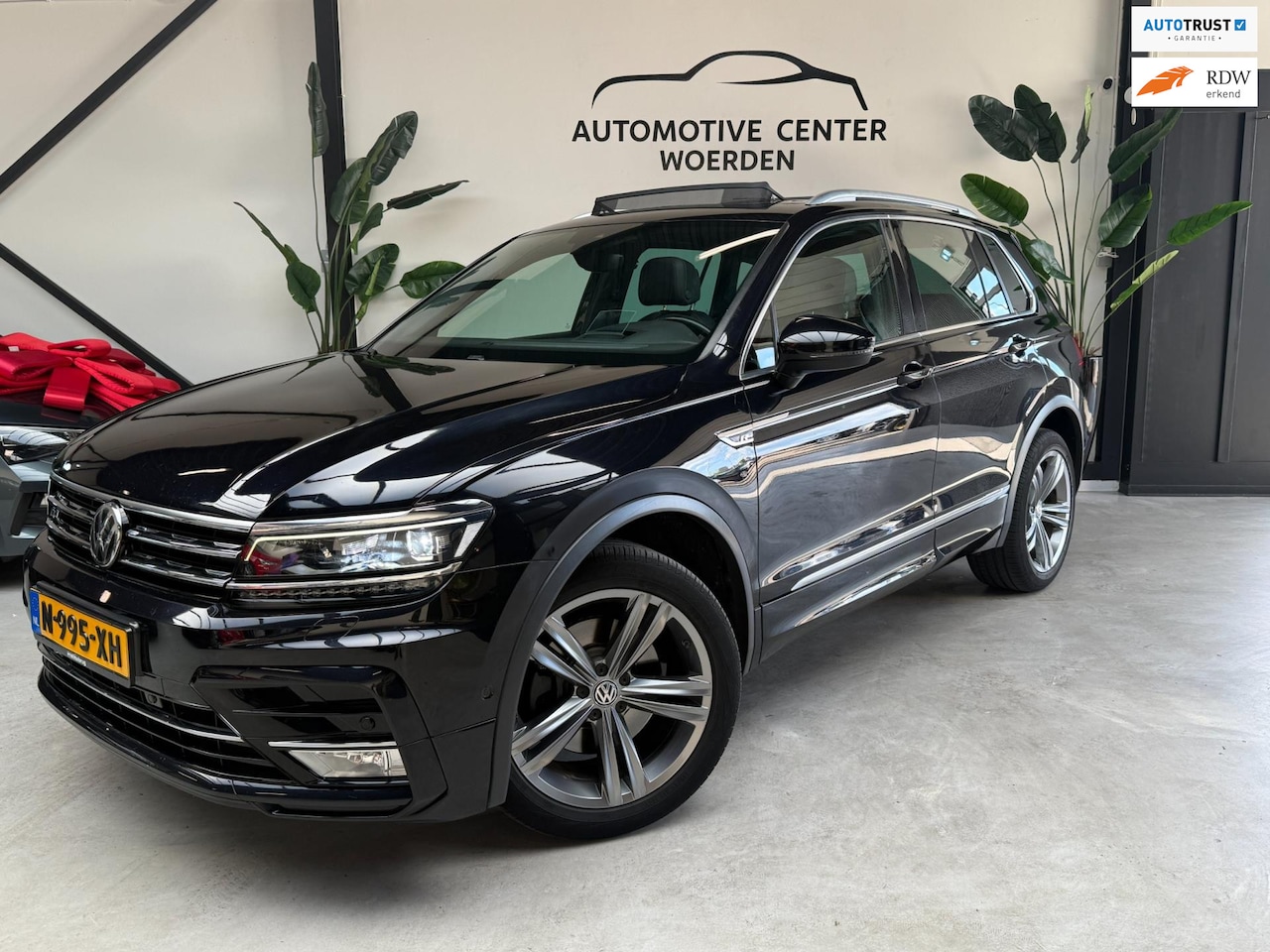 Volkswagen Tiguan - 2.0 TSI 4Motion R-Line PANO VIRTUAL CAM - AutoWereld.nl