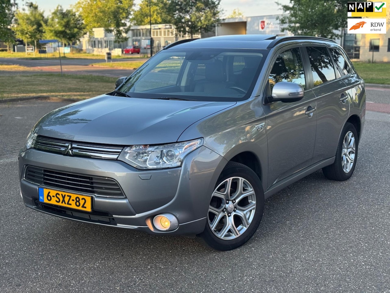 Mitsubishi Outlander - 2.0 PHEV Instyle+ 1e EIG/DEALER ONDERH./SCHUIFDAK/LEDER/STOELVERWARMING/NAP/APK - AutoWereld.nl