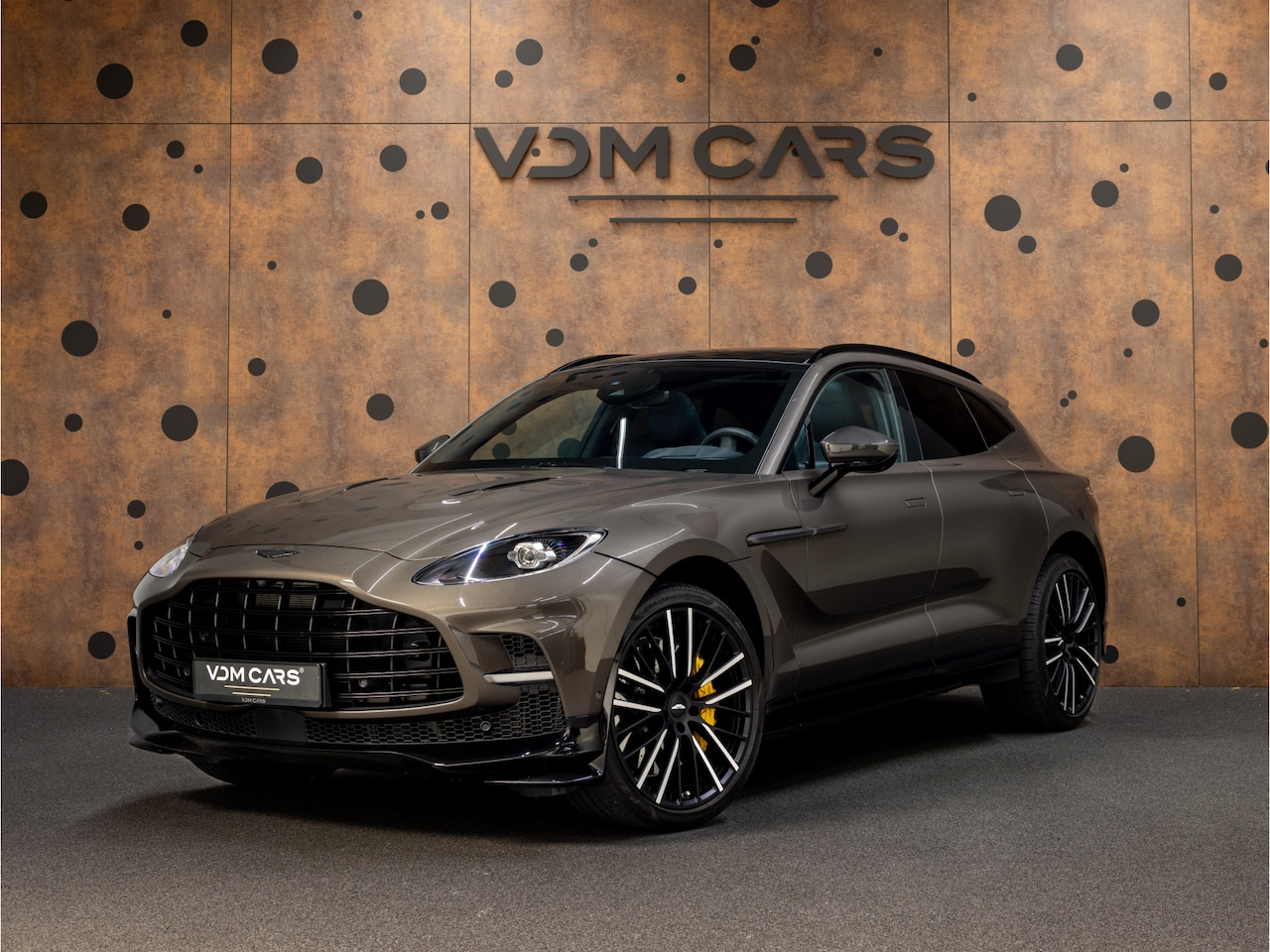 Aston Martin DBX - 4.0 V8 707 | Carbon | Keramisch | 360° | Stoelventilatie | ACC | Soft-Close | - AutoWereld.nl