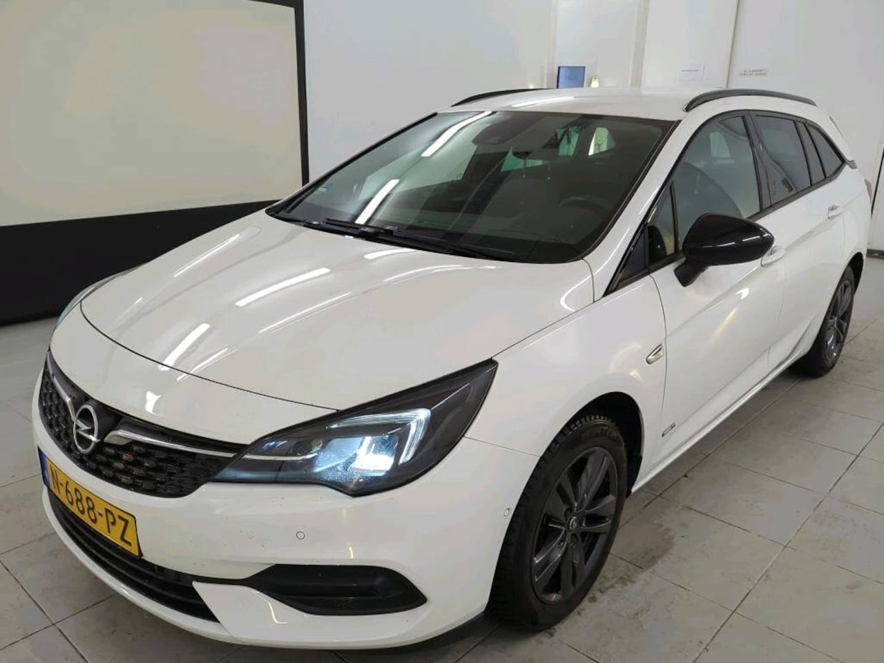 Opel Astra Sports Tourer - 1.2 TURBO 110 PK NAVI CAMERA TREKHAAK - AutoWereld.nl