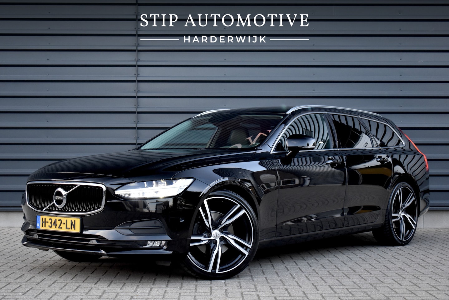 Volvo V90 - 2.0 D4 Momentum | 21'' R-Design Velgen | Trekhaak wegklapbaar | ACC | Lederen Bekleding | - AutoWereld.nl