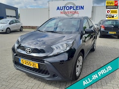 Toyota Aygo X - 1.0 VVT-i MT Play keurig nette in Nederland nieuw geleverde Aygo X met zeer lage km stand