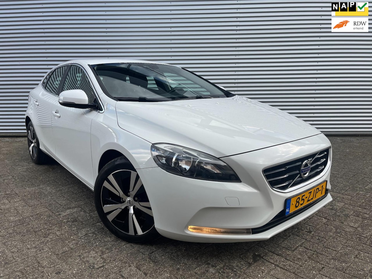Volvo V40 - 1.6 D2 Momentum|Camera|Led|Cruise|Airco|Goed onderhouden| - AutoWereld.nl