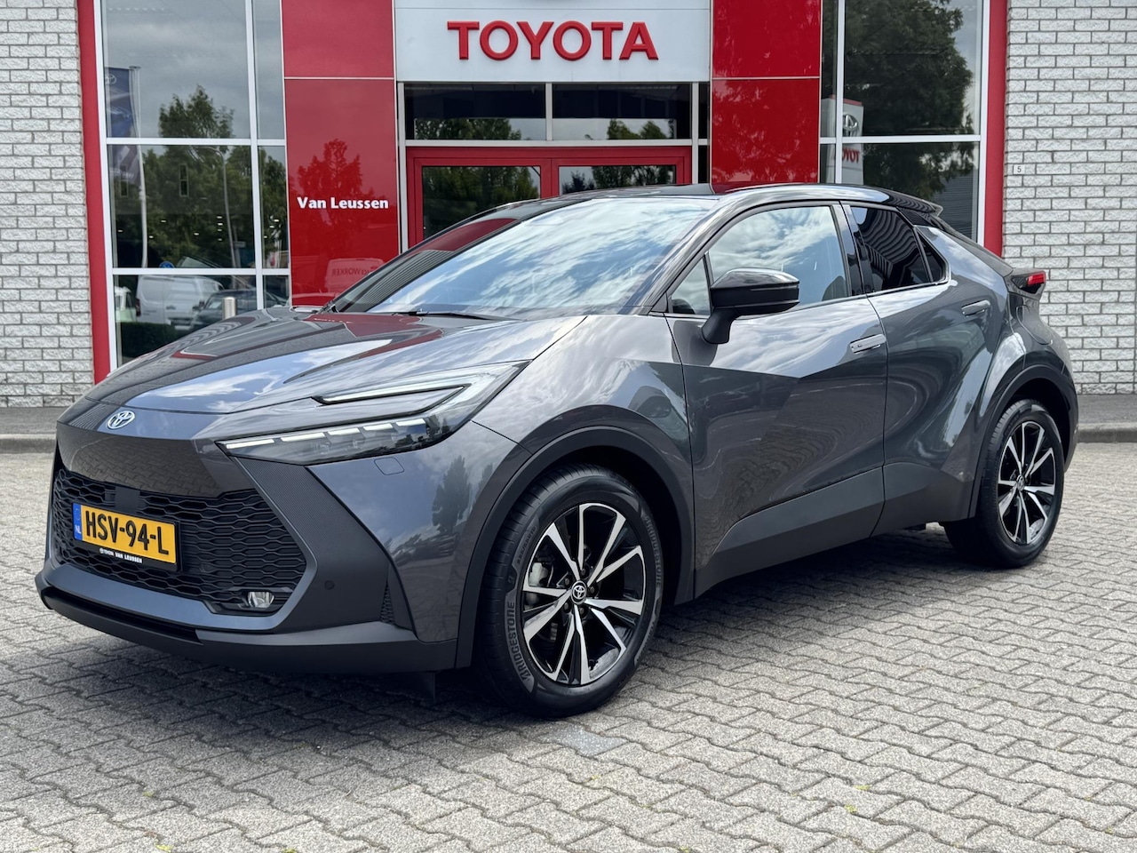 Toyota C-HR - HYBRID 140 FIRST EDITION STOEL/STUURVERW PARK-SENSOREN BLIND-SPOT EL-ACHTERKLEP NAVI APPLE - AutoWereld.nl