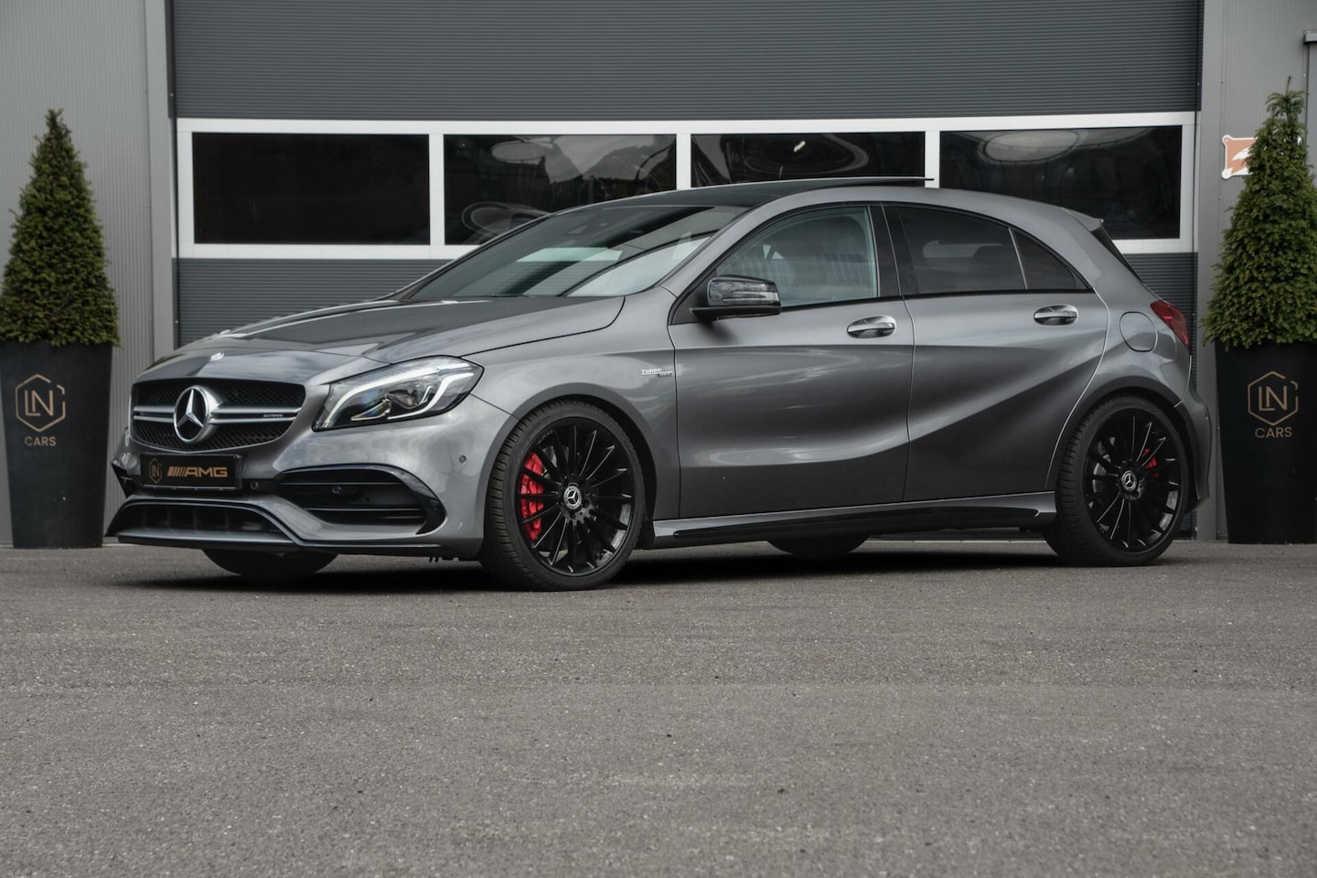 Mercedes-Benz A-klasse - AMG 45 4MATIC|Pano|Recaro|Sfeerverlichting - AutoWereld.nl
