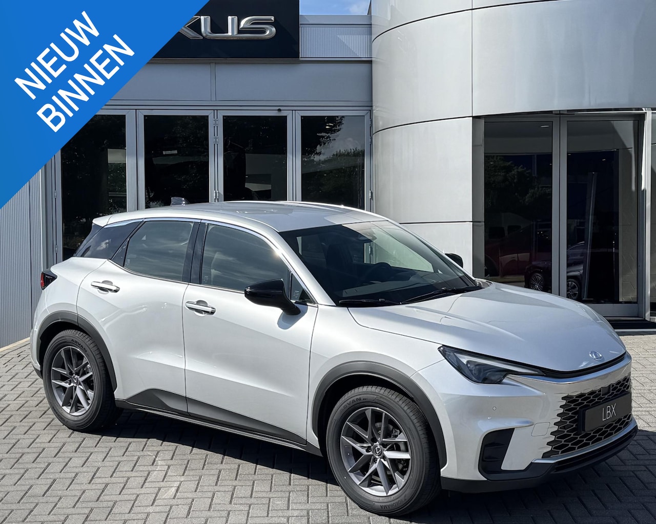 Lexus LBX - 2WD STOELVERW STUURVERW PARK-SENSOR BLIND-SPOT CARPLAY LENDESTEUN - AutoWereld.nl