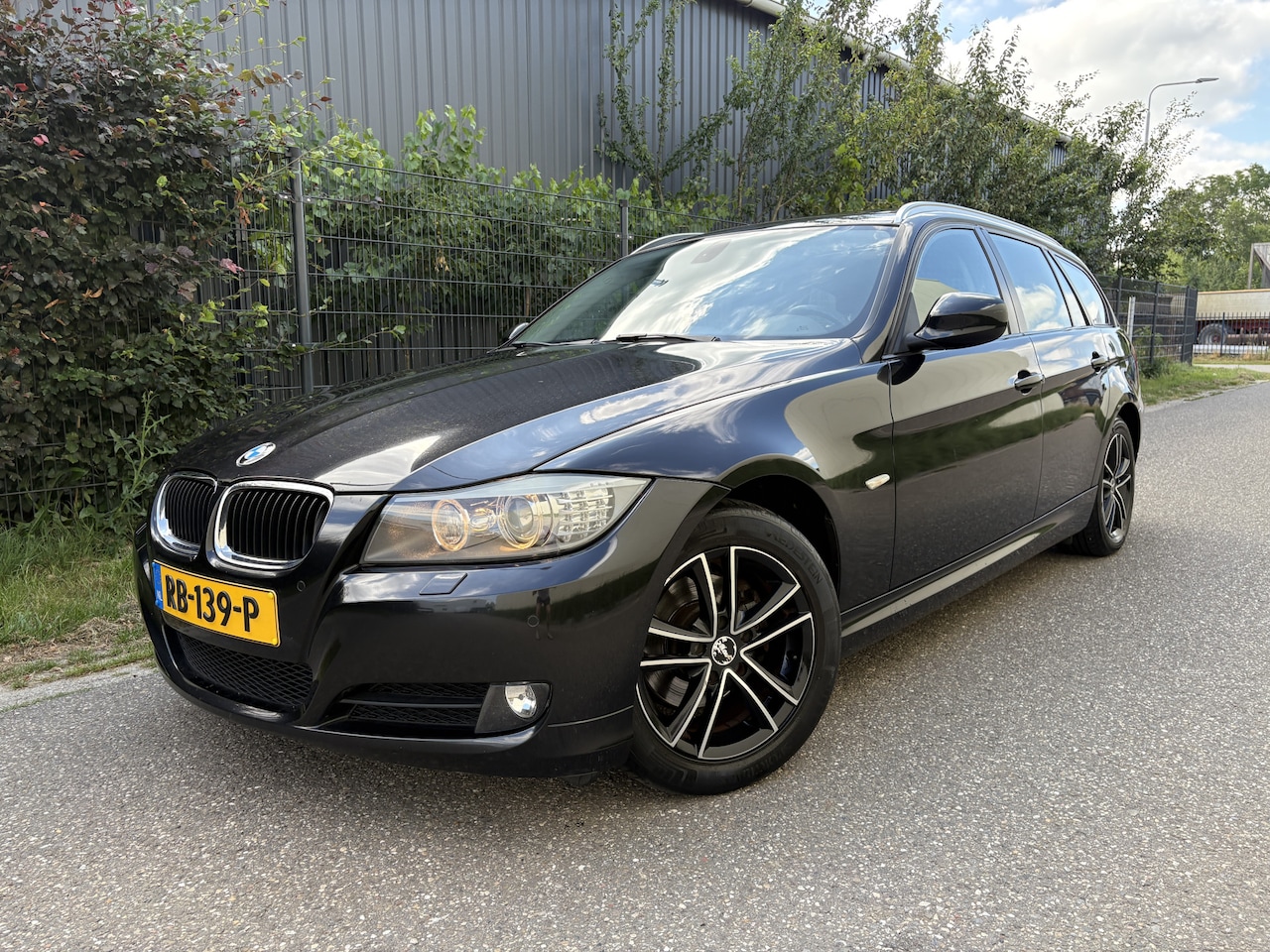 BMW 3-serie Touring - 318i Business Line / AUTOMAAT / NAVI / PANORAMADAK / CRUISE - AutoWereld.nl