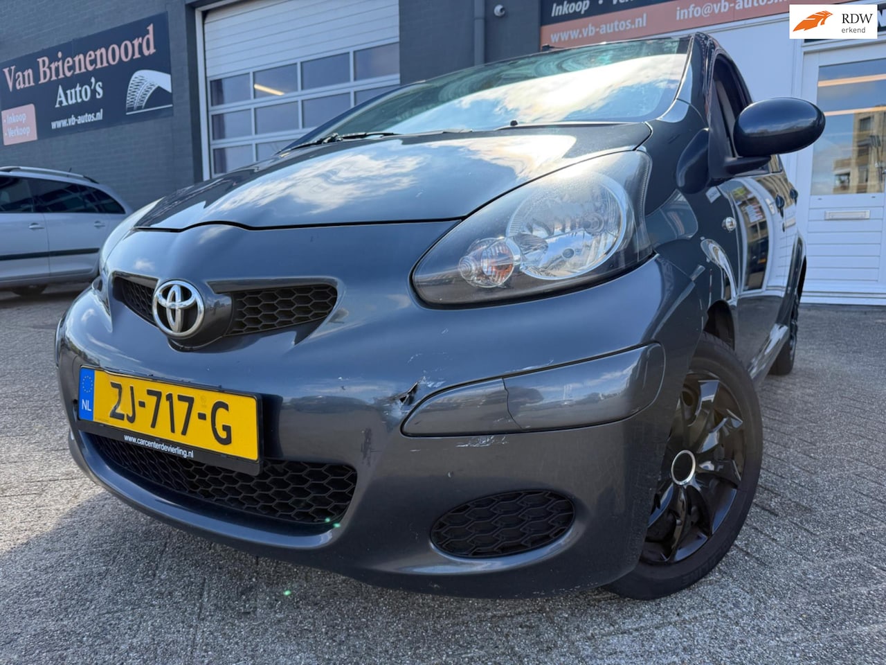 Toyota Aygo - 1.0-12V Comfort 5 drs in automaat met airco en bluetooth telefoon / media - AutoWereld.nl