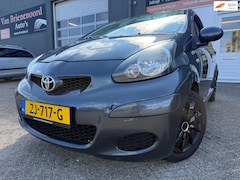 Toyota Aygo - 1.0-12V Comfort 5 drs in automaat met airco en bluetooth telefoon / media