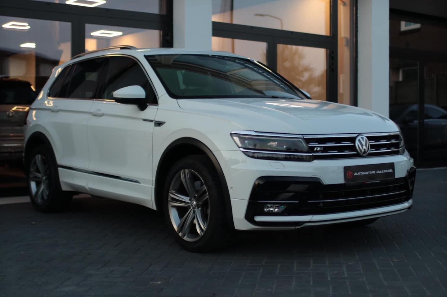 Volkswagen Tiguan - 2.0 TSI 4Motion |R-line|DSG|Leer|Digidash|360|Memory|ACC| - AutoWereld.nl