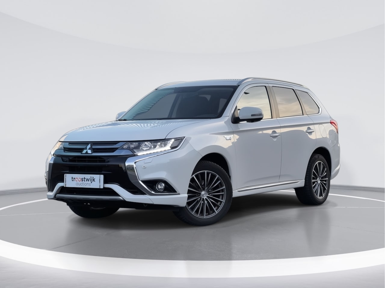 Mitsubishi Outlander - 2.0 PHEV instyle |NAVI|CAMERA|LEDER|STOELVERW| 3246 VEILING + ONLINE - AutoWereld.nl