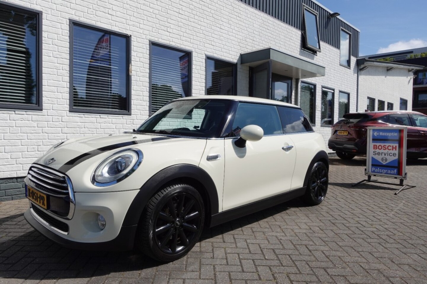 MINI Cooper - 1.5 COOPER CHILI Pano Xenon Navi  Black Wheel - AutoWereld.nl