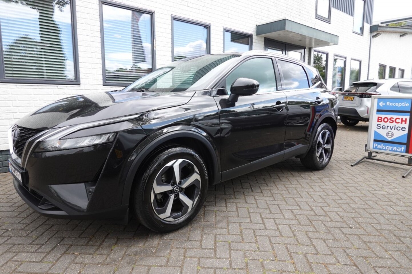 Nissan Qashqai - 1.3 MHEV N-CONNECTA + Panorama + Cold pack + 360 graden (1400 kg trekken) - AutoWereld.nl