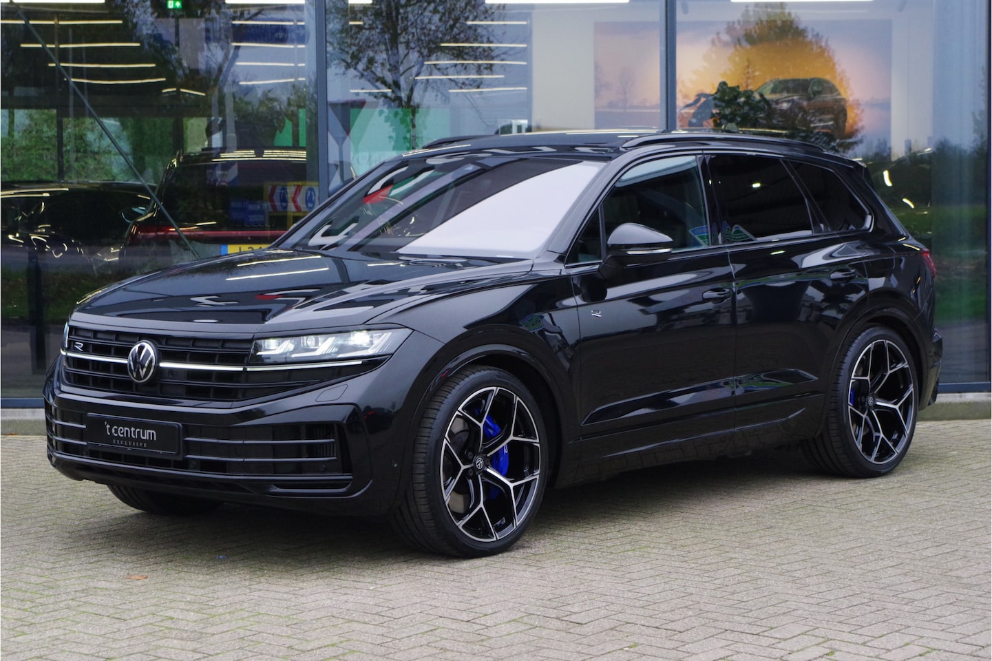 Volkswagen Touareg - 3.0 TSi R 4MOTION 463 PK PHEV, Trekhaak, Panoramadak, Dynaudio, Massage - AutoWereld.nl