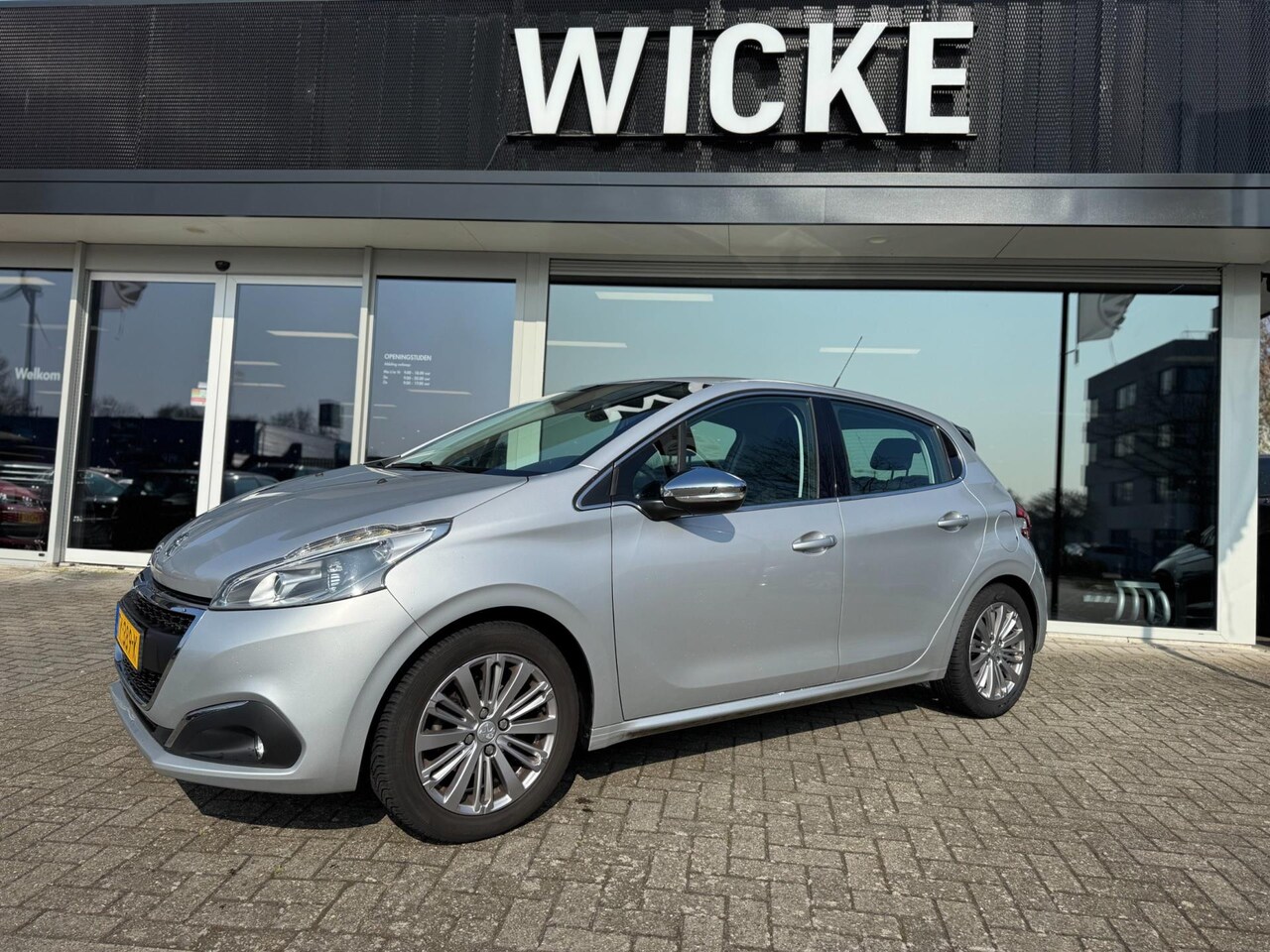 Peugeot 208 - 1.2 PureTech Allure Navigatie Clima PDC Cruise control - AutoWereld.nl