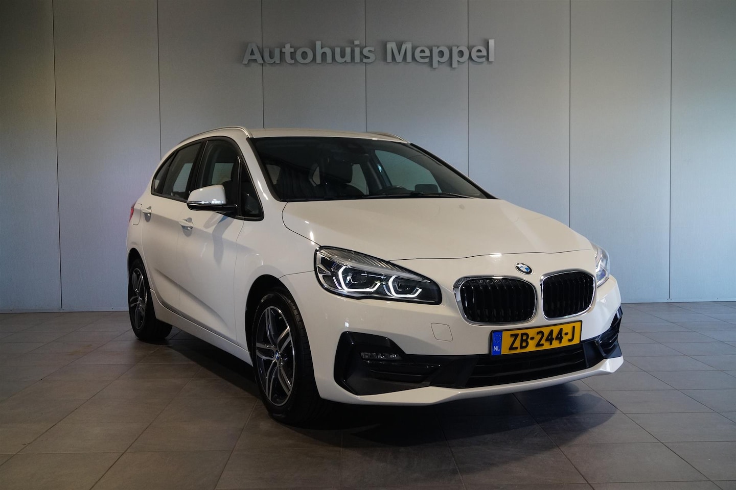 BMW 2-serie Active Tourer - 218i Sport Line | LED | Head-Up Display | Trekhaak | Automaat | - AutoWereld.nl