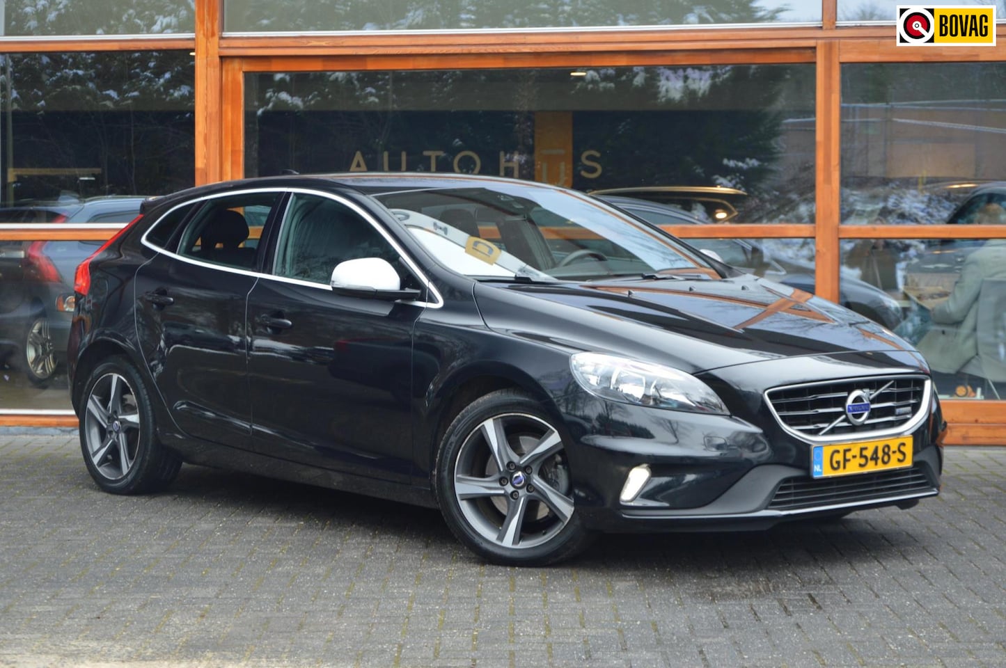 Volvo V40 - T4 Automaat R-Design | 180PK | Parkeersensoren | Navigatie | Bluetooth streaming - AutoWereld.nl