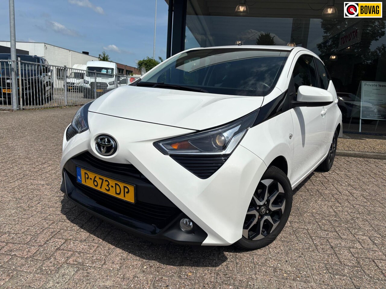 Toyota Aygo - 1.0 VVT-i x-play Automaat|Carplay|PDC|Camera - AutoWereld.nl