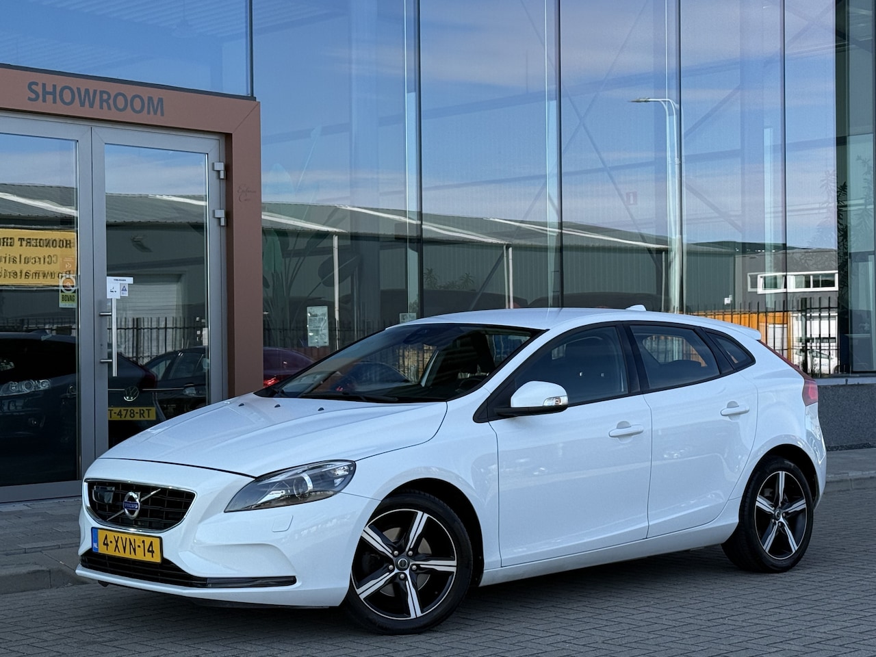 Volvo V40 - 1.6 T2 R-Design | Navi | Cruise | Parkeersensoren | - AutoWereld.nl