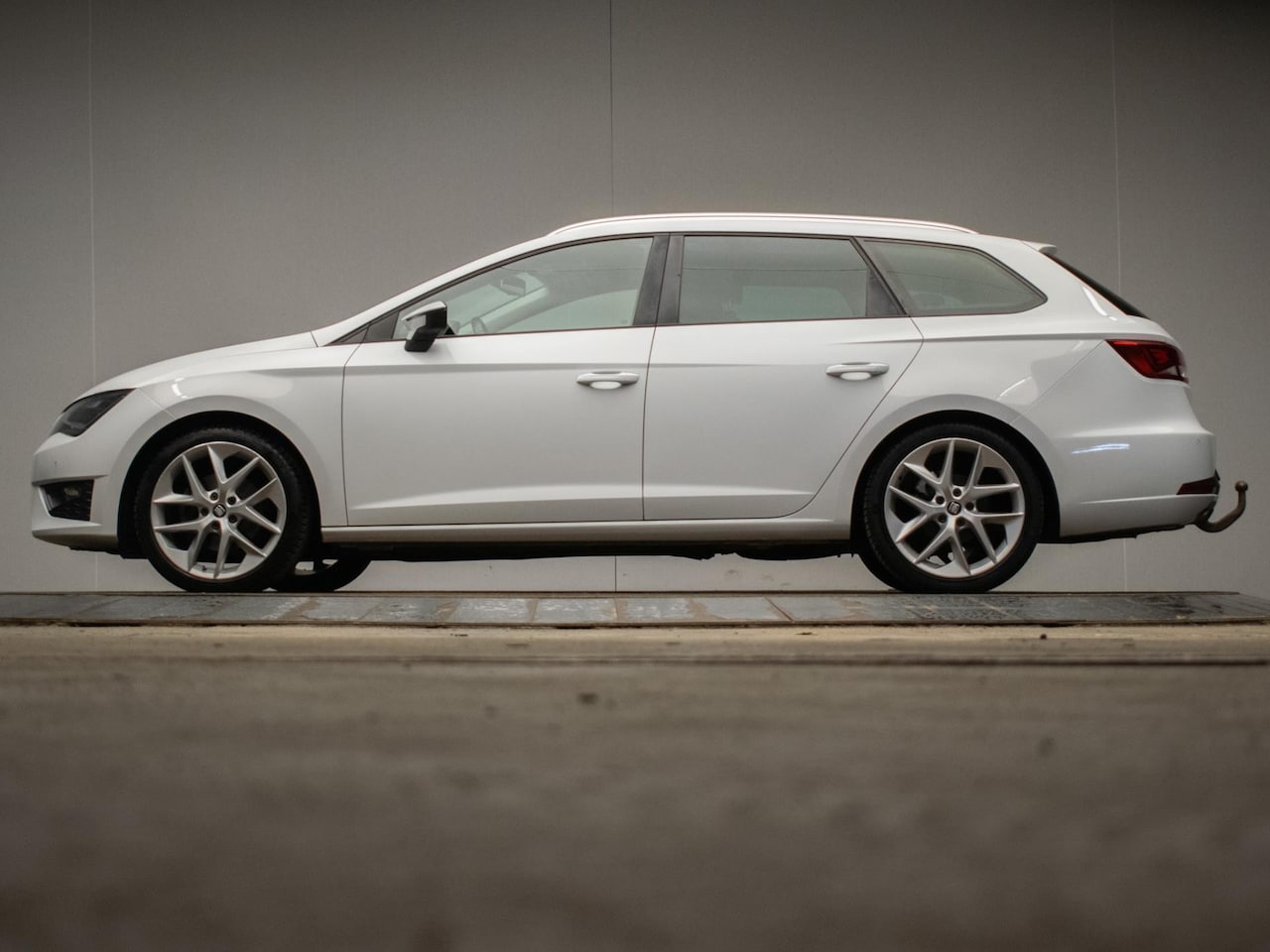SEAT Leon ST - 1.4 EcoTSI FR Connect Sport (APPLECARPLAY,NAVI,CAMERA,CRUISE,LEDER,LED,PDC,SPORTSTOELEN,LM - AutoWereld.nl