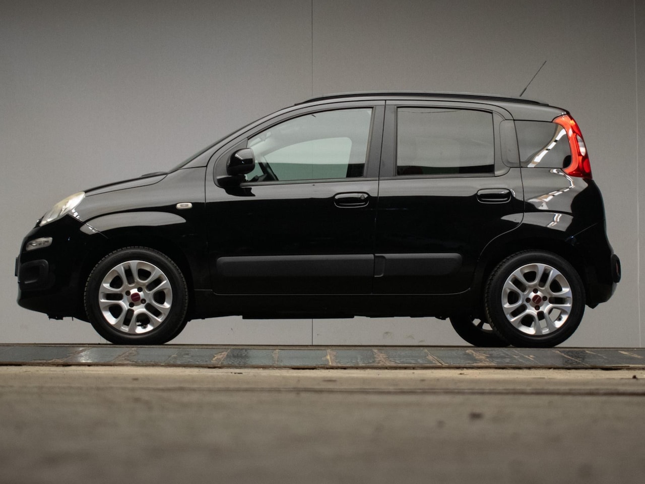 Fiat Panda - 0.9 TwinAir Lounge Sport (AUTOMAAT,NAVI,AIRCO,BLUETOOTH,LEDER,GETINT,LM VELGEN,SPORTSTOELE - AutoWereld.nl