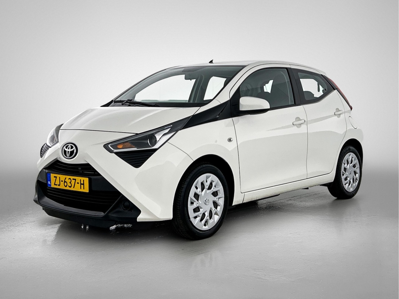 Toyota Aygo - 1.0 VVT-i x-play limited | Airco | Camera | Apple Carplay/Android Auto | - AutoWereld.nl