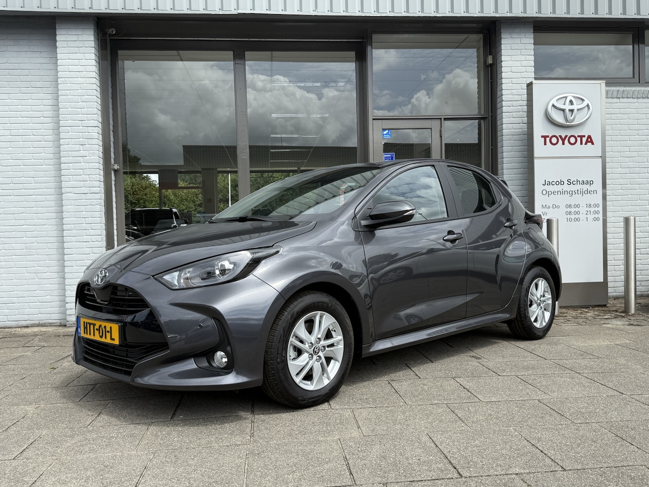 Toyota Yaris - 1.5 Hybrid Active Limited 115 pk | stoelverwarming & stuurverwarming | Parkeersensoren voo - AutoWereld.nl