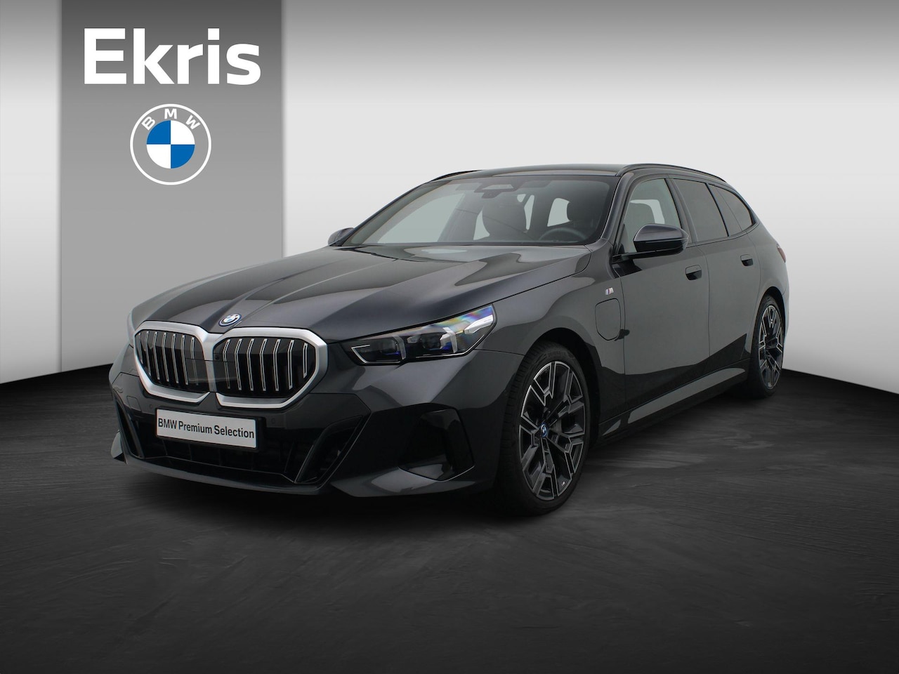BMW 5-serie Touring - 550e xDrive M Sportpakket | Innovation Pack | Travel Pack | Comfort Pack | Trekhaak | Pano - AutoWereld.nl